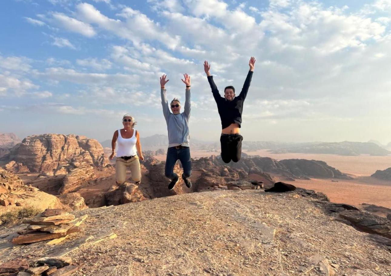 Wadi Rum Sunrise Camp Exteriör bild